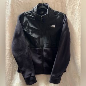 Never worn The North Face Women’s Size S Black fleece jacket